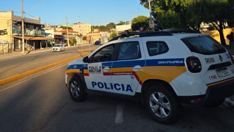 BMW é fechada e perseguida por carro com homens encapuzados e armados de fuzil e pistola