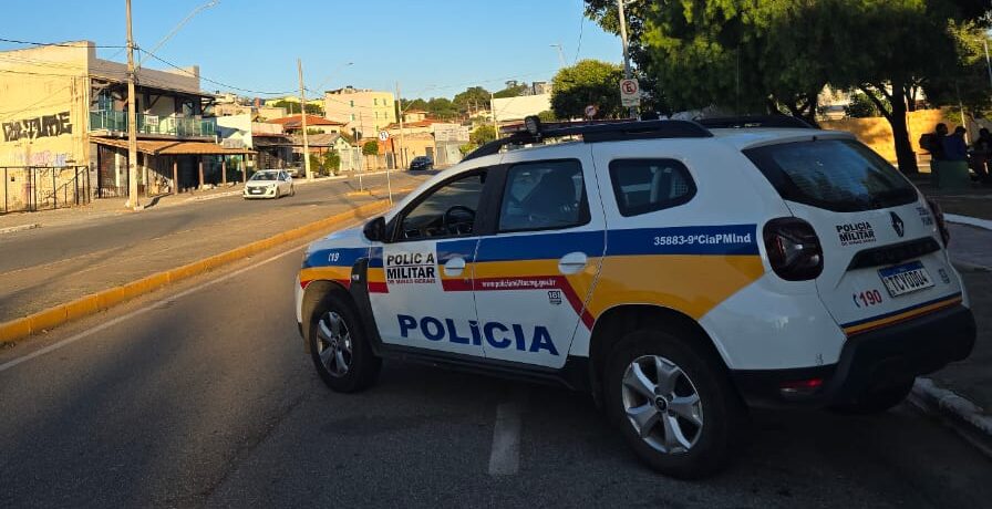 BMW é fechada e perseguida por carro com homens encapuzados e armados de fuzil e pistola
