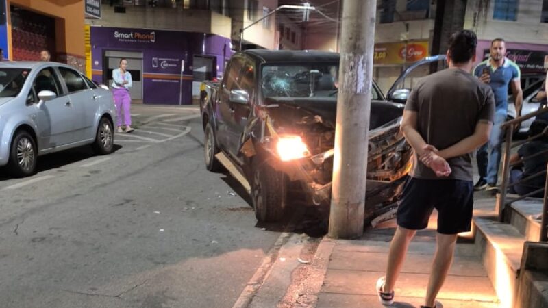 Dois carros e uma motocicleta se envolvem em acidente na Praça da Lagoinha