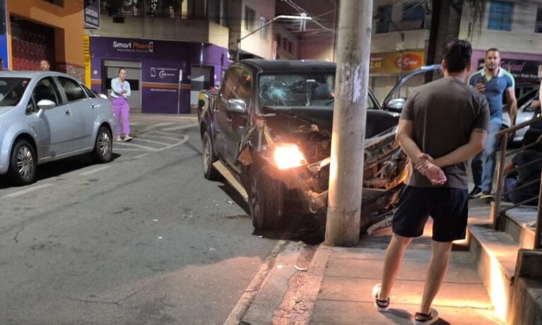 Dois carros e uma motocicleta se envolvem em acidente na Praça da Lagoinha