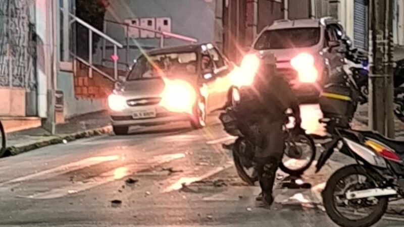 Hilux perdeu os freios na rua Dr. José Gonçalves, o que provocou acidente com mais dois veículos