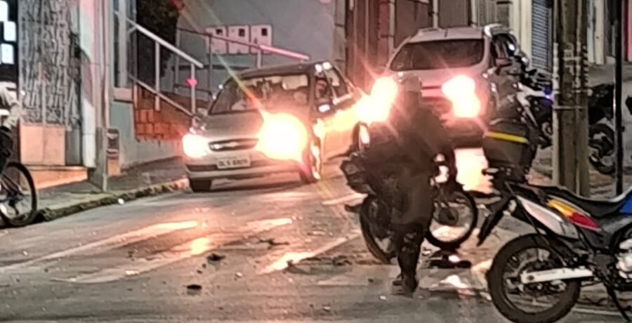 Hilux perdeu os freios na rua Dr. José Gonçalves, o que provocou acidente com mais dois veículos