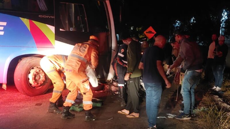 Em acidente entre ônibus e motocicleta na MG 431, em Itaúna, mulher fica gravemente ferida