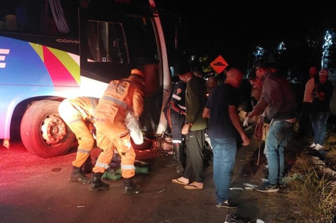 Em acidente entre ônibus e motocicleta na MG 431, em Itaúna, mulher fica gravemente ferida