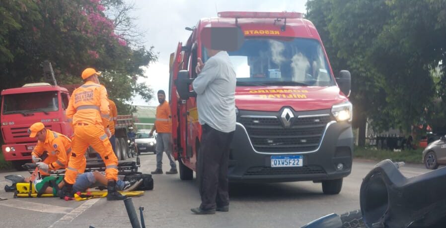 Duas pessoas ficam feridas em colisão de motocicleta e carro no trevo da MG 431, em Itaúna