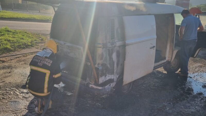 Kombi carregada com laticínios pega fogo na MG 431; ninguém se feriu