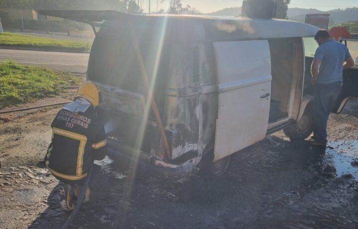 Kombi carregada com laticínios pega fogo na MG 431; ninguém se feriu