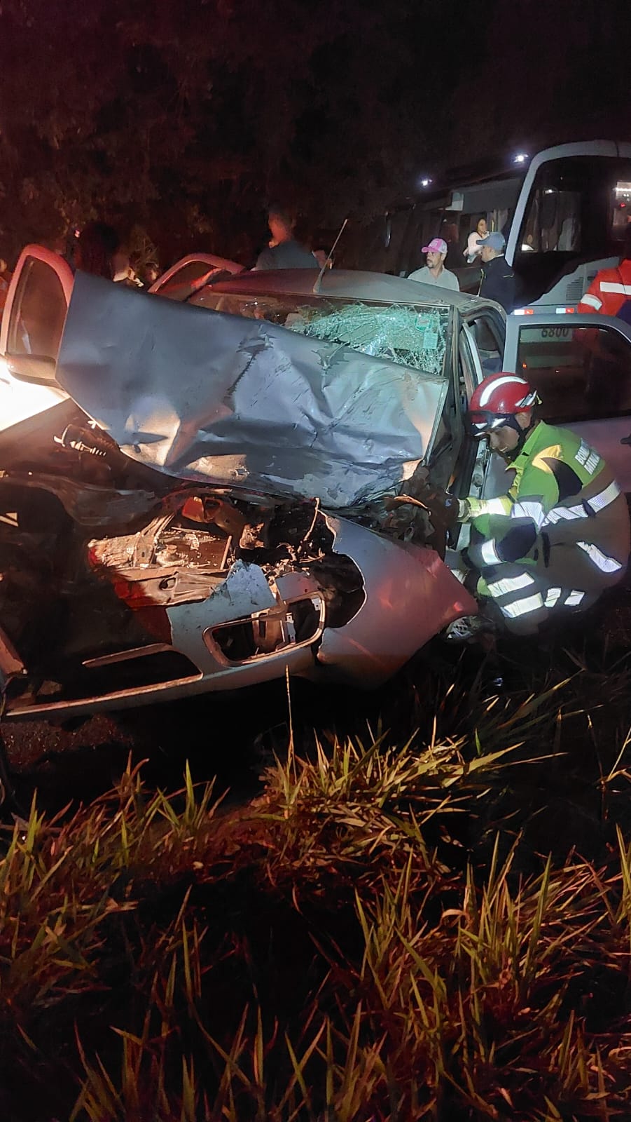 Colisão entre carro e caminhão deixa duas pessoas feridas na MG 431
