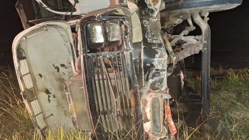 Caminhoneiro provocou acidente nesta segunda-feira, na MG 431, e estaria embriagado, segundo PMRv