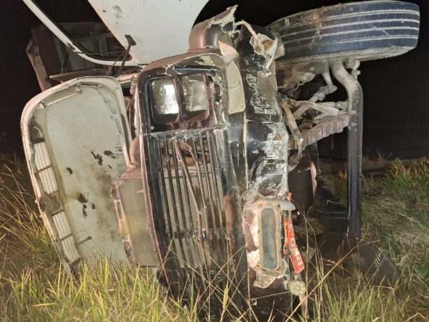 Caminhoneiro provocou acidente nesta segunda-feira, na MG 431, e estaria embriagado, segundo PMRv