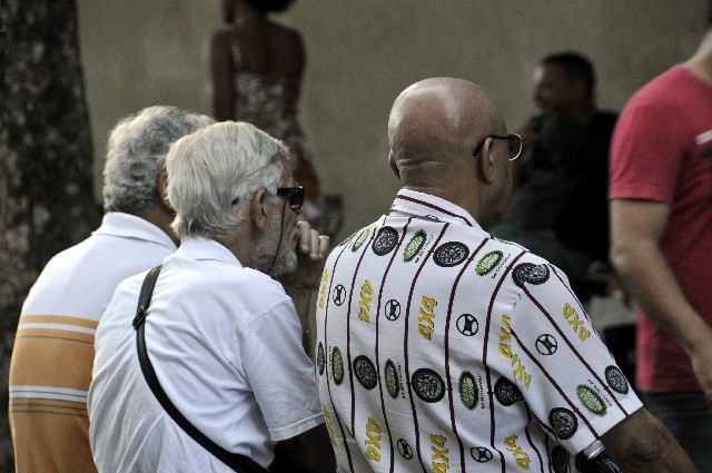 Recebeu ligação, mensagem, links do INSS? É golpe!  Os mais jovens devem orientar os idosos