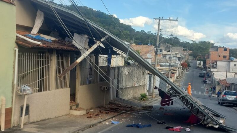 Cobertura metálica de residência desaba no bairro Morada Nova, em Itaúna