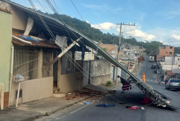 Cobertura metálica de residência desaba no bairro Morada Nova, em Itaúna