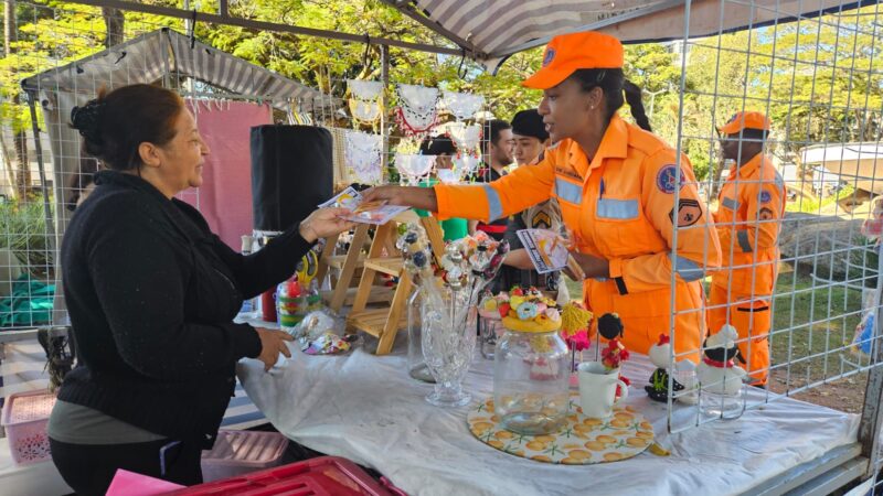 Bombeiros de Itaúna fazem panfletagem na Praça da Matriz para alertar sobre queimaduras domésticas