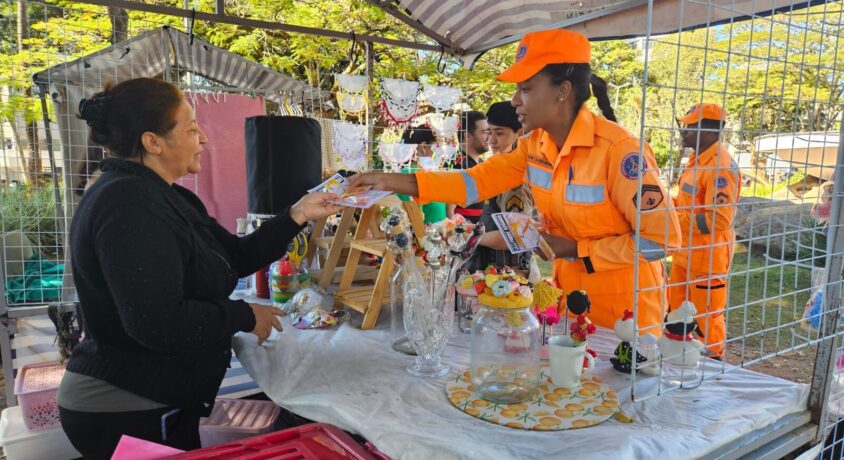 Bombeiros de Itaúna fazem panfletagem na Praça da Matriz para alertar sobre queimaduras domésticas