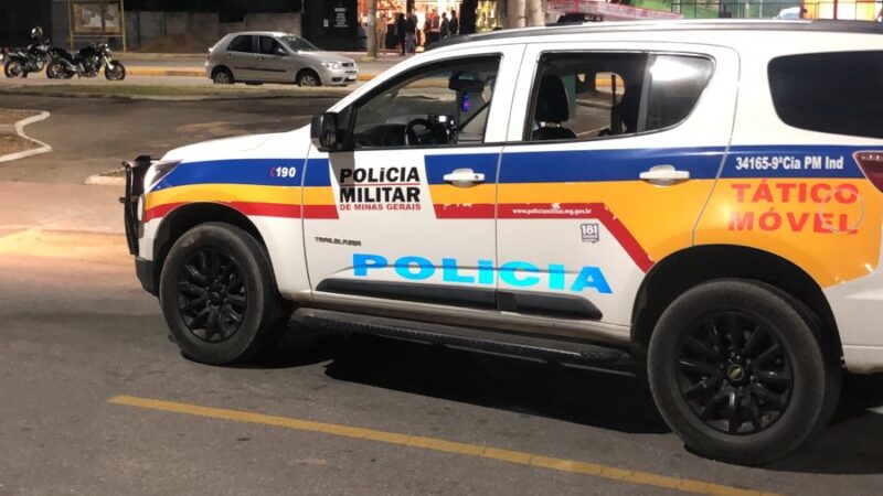 Buraco em avenida pode ter causado a colisão de uma motocicleta em um carro, em Itaúna