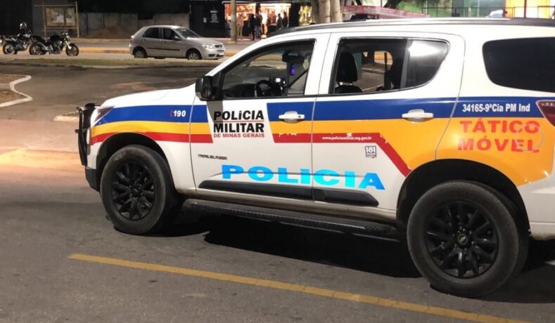 Buraco em avenida pode ter causado a colisão de uma motocicleta em um carro, em Itaúna