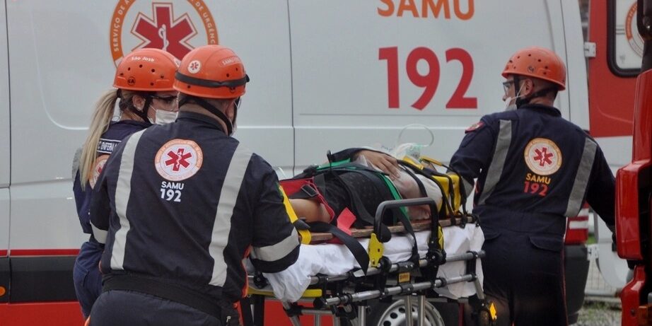 Casal de idosos em motocicleta é atingido por carro na contramão em Itaúna. Motorista foge do local