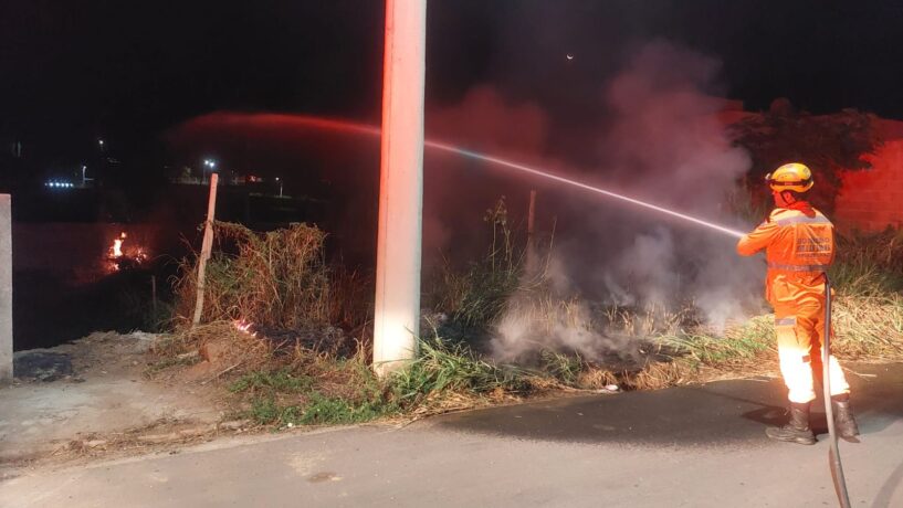Corpo de bombeiros combate incêndio em lote vago no bairro Centenário em Itaúna
