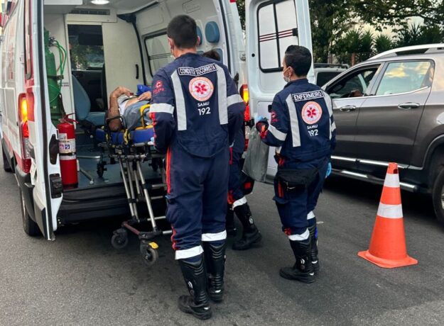 Adolescentes ficam feridos em acidente de bicicleta com carro no bairro Santanense