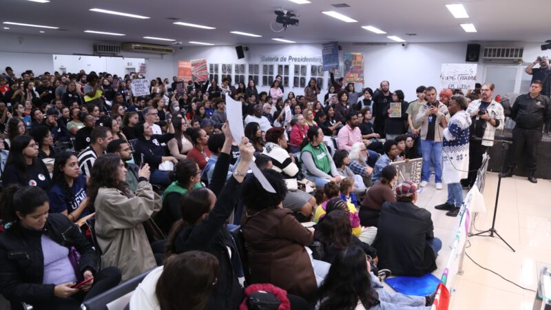 Plenário lotado na Câmara Municipal de Divinópolis em defesa da UEMG