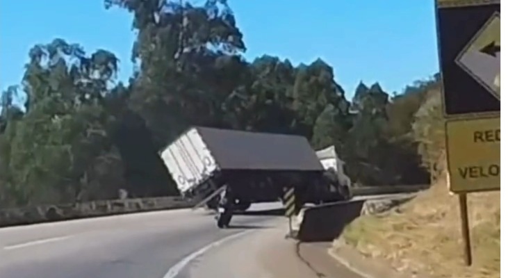 Vídeo: motociclistas registram momento do tombamento de uma carreta na BR 262