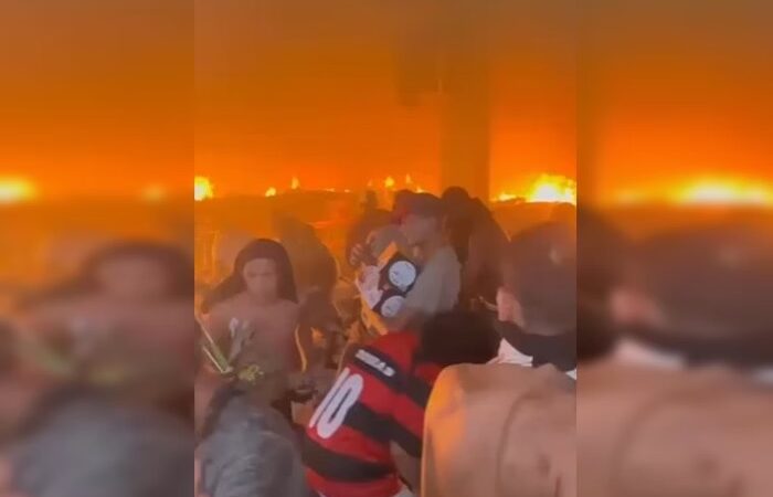 Vídeo: moradores arriscam a vida para saquear atacadão durante incêndio no Rio