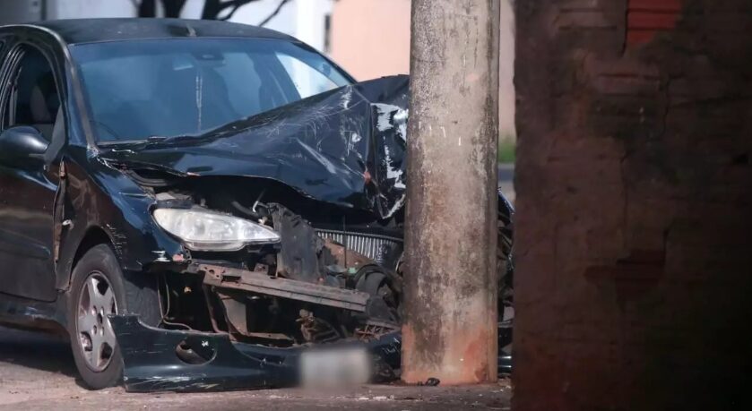 Mulher bate carro em poste na J.K., mas a PM não sabe o que teria provocado o acidente