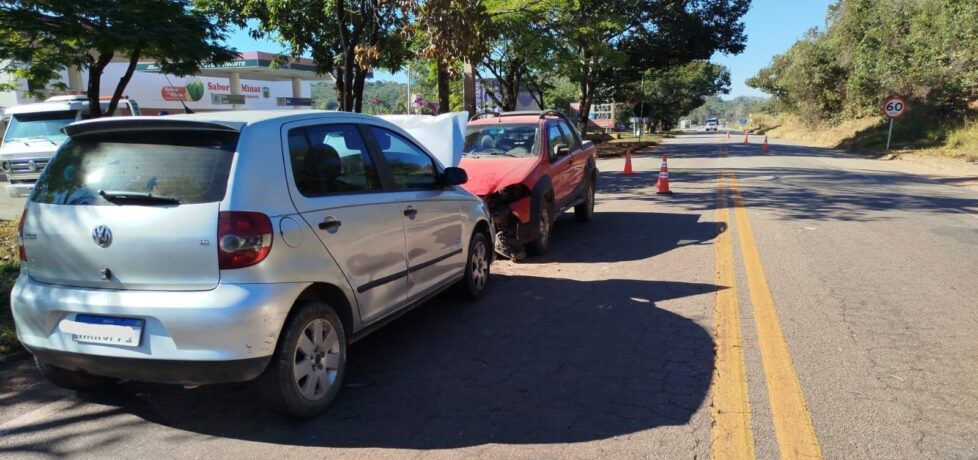 Motorista dorme ao volante e provoca colisão frontal com outro veículo na MG 431, em Itaúna