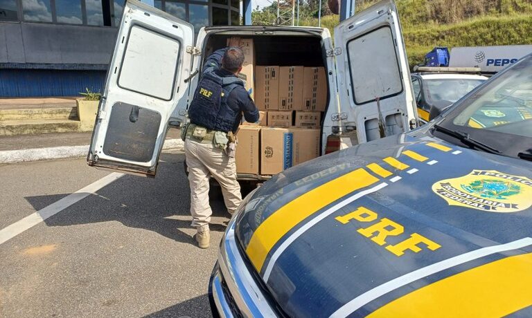 Vídeo: PRF apreende 25 mil maços de cigarros contrabandeados na BR 262 com destino a Itaúna