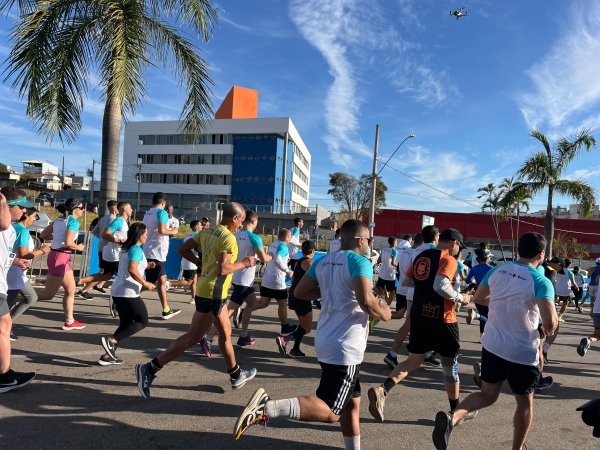 Corrida Pela Paz reúne  2 mil pessoas em Itaúna e arrecada quatro toneladas de alimentos