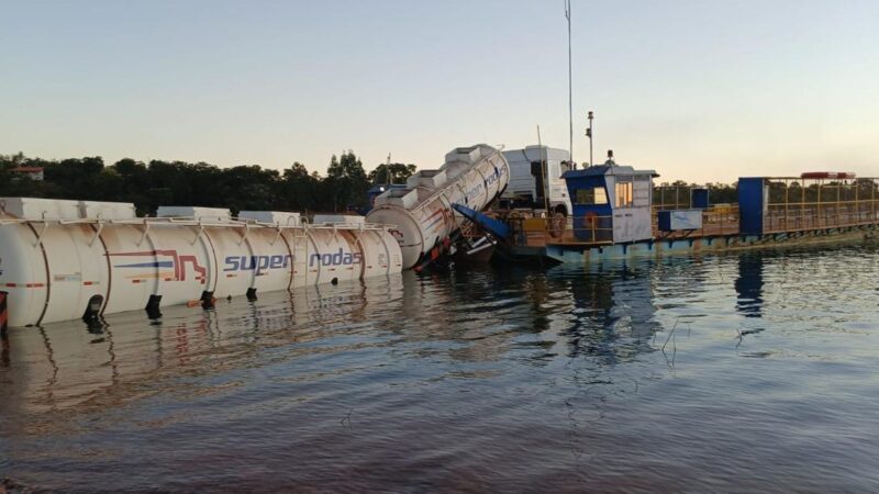 Carreta bitrem com 35 mil litros de etanol cai na represa de Morada Nova de Minas
