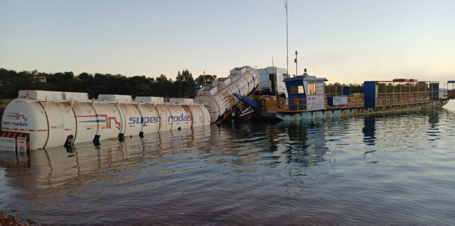 Carreta bitrem com 35 mil litros de etanol cai na represa de Morada Nova de Minas