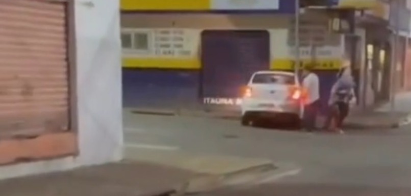 Motorista tranca trânsito e provoca batida de aplicativo em placa no bairro de Lourdes