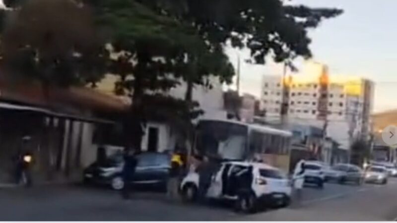 Vídeo: dois carros se envolvem em acidente na manhã desta sexta-feira, na avenida Jove Soares