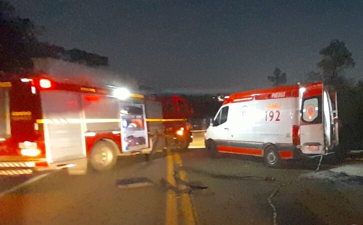 Passageira morre em colisão de carro contra poste na avenida Manoel da Custódia, em Itaúna