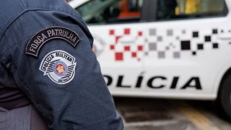 Ouça a menina de seis anos que aciona o 190 e denuncia o pai por agressões à mãe: “ela tá pingando sangue”