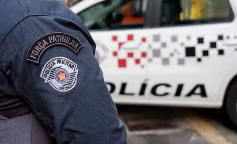 Ouça a menina de seis anos que aciona o 190 e denuncia o pai por agressões à mãe: “ela tá pingando sangue”