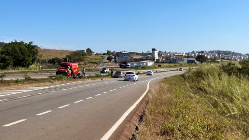 Dois carros se envolveram em colisão na MG 431, no Morro do Engenho