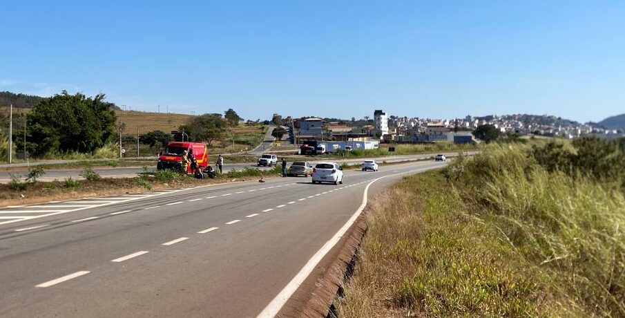 Dois carros se envolveram em colisão na MG 431, no Morro do Engenho
