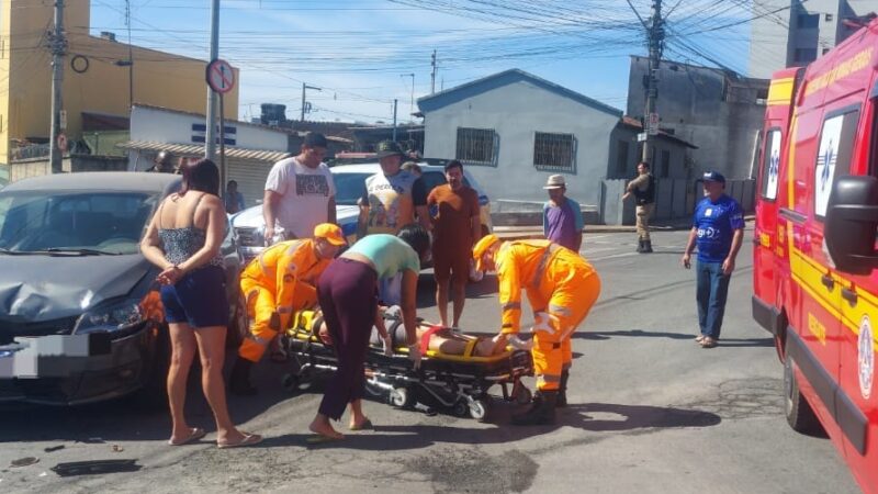 Bombeiros atuam em colisão de carro e motocicleta e vítima é conduzida ao HMG