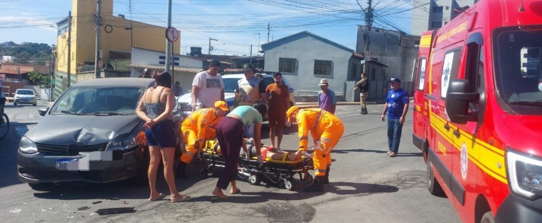 Bombeiros atuam em colisão de carro e motocicleta e vítima é conduzida ao HMG