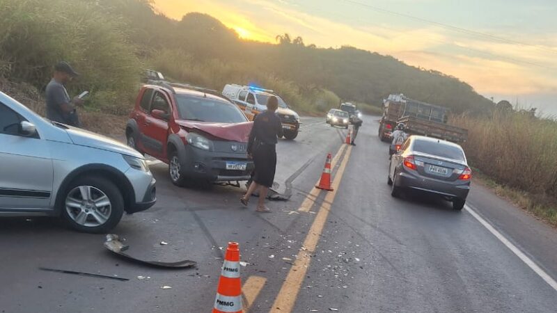 Carro freia bruscamente na MG 431 e provoca colisão entre dois outros veículos