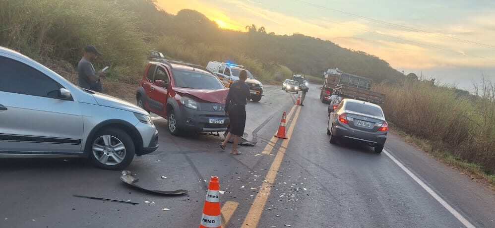 Carro freia bruscamente na MG 431 e provoca colisão entre dois outros veículos