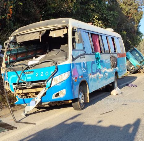Homem morre em acidente entre moto, caminhão e micro-ônibus em São Sebastião do Oeste