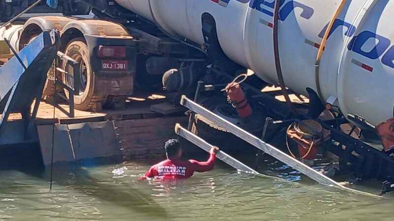 Vídeos: bitrem que caiu na represa de Três Marias com 35 mil litros de etanol foi retirado sem dano ambiental