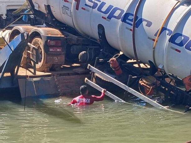 Vídeos: bitrem que caiu na represa de Três Marias com 35 mil litros de etanol foi retirado sem dano ambiental