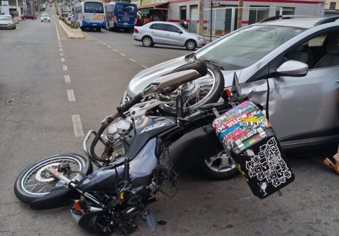 Motocicleta e carro batem na esquina da avenida São João com rua Silva Jardim