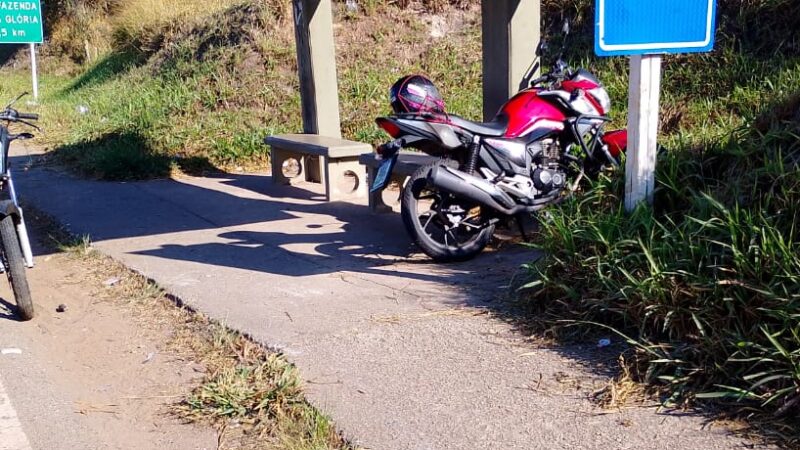 Motociclista colide em carro e outra motocicleta depois de ultrapassagem na MG 050, em Itaúna