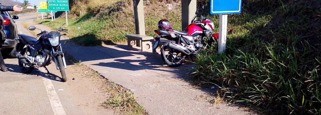 Motociclista colide em carro e outra motocicleta depois de ultrapassagem na MG 050, em Itaúna